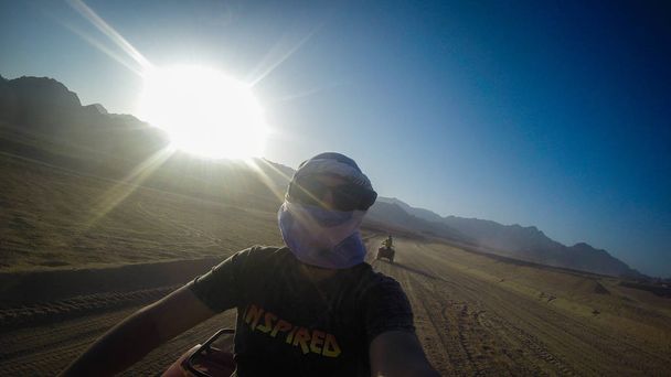 Девушки ездят на квадроцикле. Пустыня в Египте. Шарм-эль-Шейх. Фанан
 - Фото, изображение