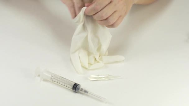 白いゴム手袋に置くことの医者 - 映像、動画
