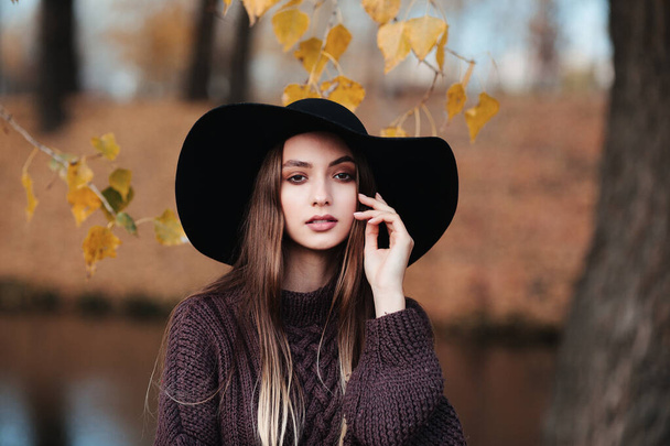 Outdoor atmospheric lifestyle photo of young beautiful lady in black hat - Fotoğraf, Görsel