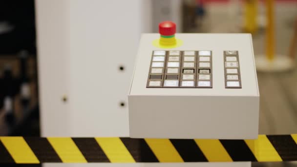 工場で工作機械を管理するためのボタンを備えた数値プログラム制御操作パネル。CNC加工センターを構成するための技術ダッシュボード。業界のオートメーションシステムのオペレータスイッチコンソール - 映像、動画