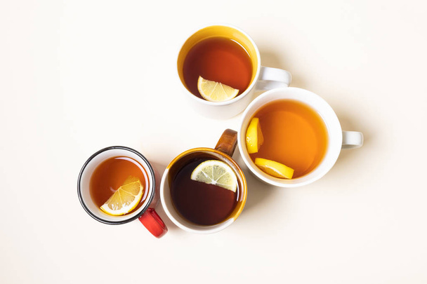 Tazze con tè al limone su sfondo beige. Caldo inverno bevande concetto. Vista dall'alto, minimalismo, piatta. Posto per testo
. - Foto, immagini