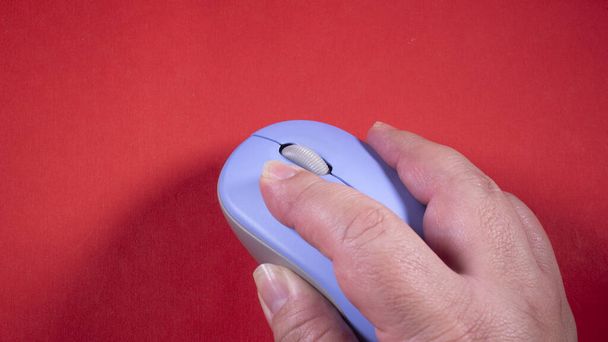 Počítačové zařízení myši, které je ovládáno jednou rukou a umožňuje směrovat pohyb ukazatele na obrazovce pro přenos různých objednávek. - Fotografie, Obrázek