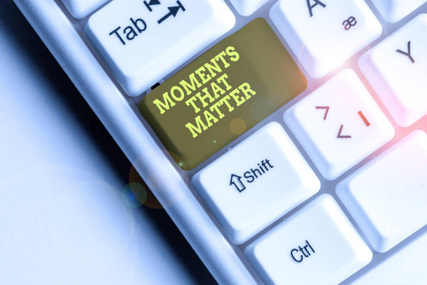Píšu text Moments That Matter. Obchodní koncept pro smysluplné pozitivní šťastný nezapomenutelné důležité časy Bílá PC klávesnice s prázdným poznámkovým papírem nad bílým pozadí klíč kopírovat prostor. - Fotografie, Obrázek