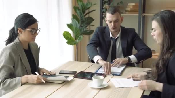 Group of business people ending meeting in office - Materiał filmowy, wideo