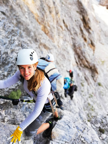 приваблива блондинка жіночий гірський альпініст на крутих Via Феррарата - Фото, зображення