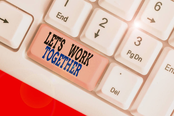 Texto de escrita de palavras Let S Work Together. Conceito de negócio para unir e unir forças para alcançar um objetivo comum
. - Foto, Imagem