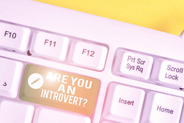 Kelime yazma metni Bir Introvertquestion are You. Beyaz arka plan tuşu kopyalama alanı üzerinde boş not kağıdı ile içe zihinsel Beyaz pc klavye açmak eğilimindedir gösteren için iş kavramı. - Fotoğraf, Görsel