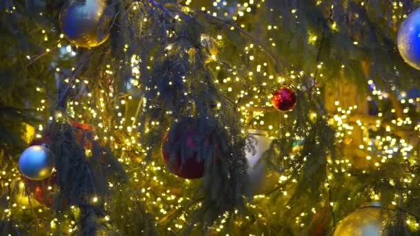 Sulje joulukuusen valot kimaltelemassa öisin. Uudenvuoden kuusen koristeet ja valaistus. Joulukuusi koristeet tausta. - Materiaali, video