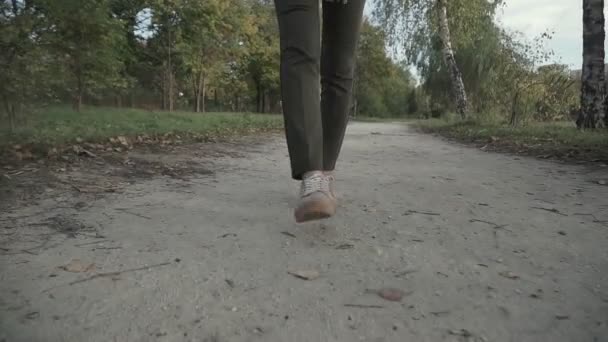 Mujer caminando al aire libre. Naturaleza y concepto deportivo
 - Imágenes, Vídeo