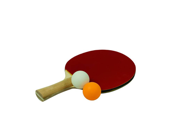 Vue rapprochée de raquette rouge pour tennis de table avec balles orange et blanches isolées. Concept de jeu de ping-pong. Sport et mode de vie sain
  - Photo, image