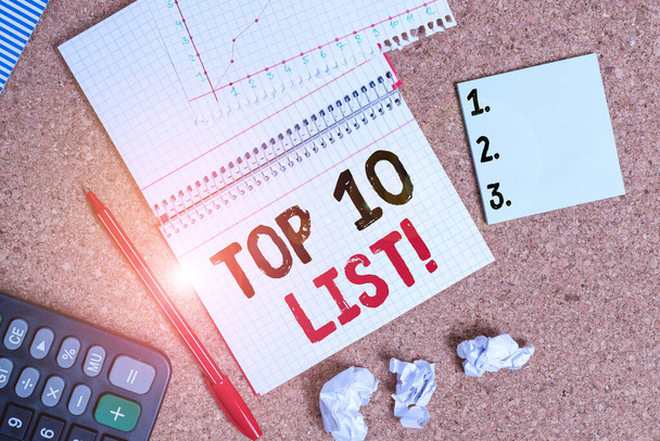 A Top 10 Lista felirata. Üzleti fotó bemutatja a tíz legfontosabb vagy sikeres tételek egy adott lista íróasztal notebook papír irodai karton tanulmány kellékek chart. - Fotó, kép