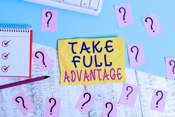 Kirjoittaminen huomautus osoittaa Take Full Advantage. Business valokuva esittelee Hyödynnä joku tai jotain täysillä Kirjoittaminen työkaluja ja raapustettu paperi päälle puinen pöytä
. - Valokuva, kuva