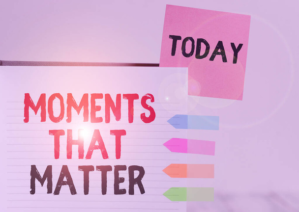 Píšu text Moments That Matter. Obchodní koncept pro smysluplné pozitivní šťastný nezapomenutelné důležité časy Tvrdá obálka poznámkový blok lepkavé poznámky šipky bannery vložen jasné pozadí. - Fotografie, Obrázek