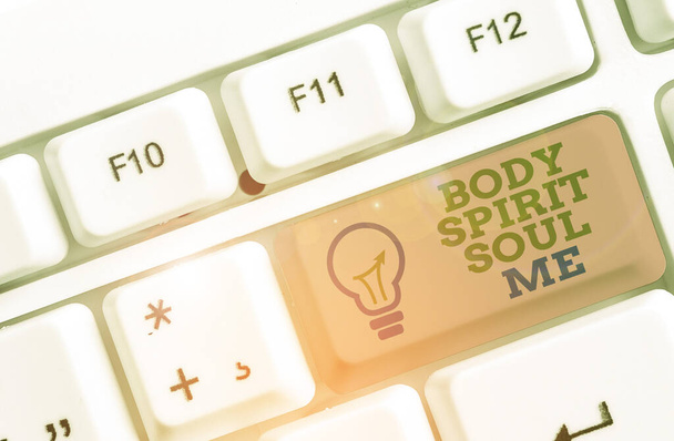 Tekst teken toont Body Spirit Soul Me. Conceptuele foto Persoonlijke Balans Therapie Bewustzijn gemoedstoestand. - Foto, afbeelding
