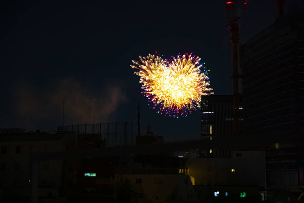 Fuegos artificiales cerca del edificio en la ciudad urbana de Tokio en la noche de verano
 - Foto, imagen