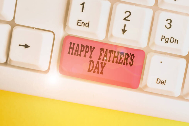 Käsiala tekstiä kirjallisesti Happy Father S Day. Konsepti tarkoittaa vuodenaikaa juhlia isät ympäri maailmaa White pc näppäimistö tyhjä muistilappu paperin yläpuolella valkoinen tausta avain kopiotilaa
. - Valokuva, kuva