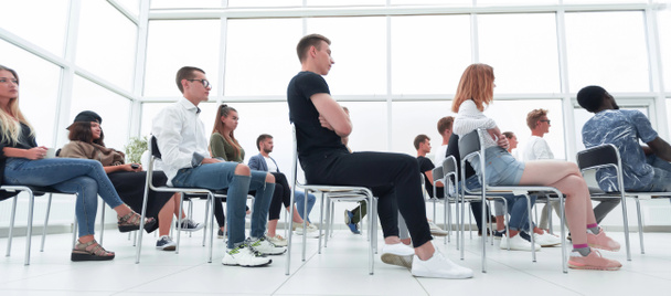 grupo de jóvenes sentados en una sala de conferencias luminosa
. - Foto, imagen