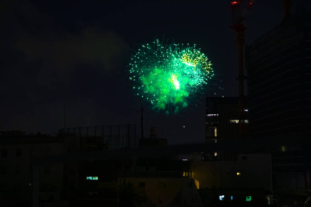Fogos de artifício perto do edifício na cidade urbana de Tóquio na noite de verão
 - Foto, Imagem