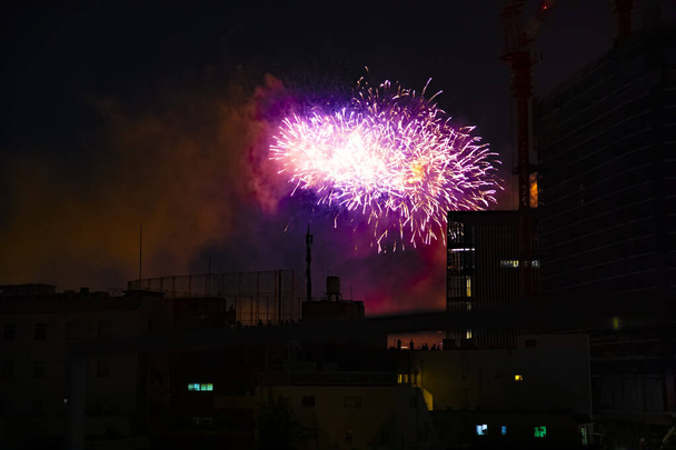 Fuegos artificiales cerca del edificio en la ciudad urbana de Tokio en la noche de verano
 - Foto, imagen