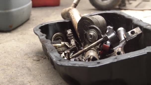mekanik atölyesinde eski motor parçası - Video, Çekim