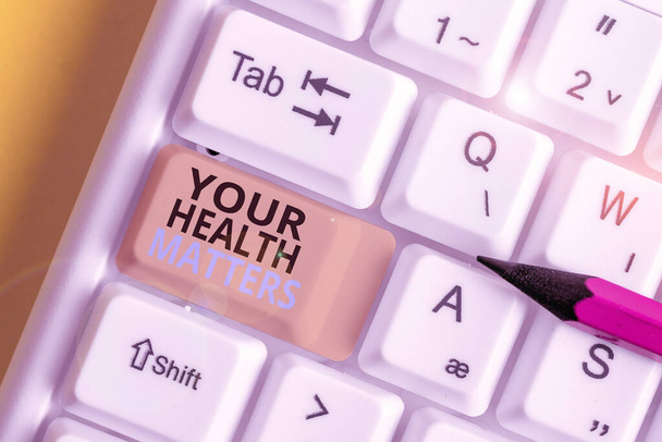 Textschild, das Ihre Gesundheit anzeigt. konzeptionelle Foto gute Gesundheit ist am wichtigsten unter anderem weiße PC-Tastatur mit leerem Notizpapier über weißem Hintergrund Schlüssel Kopierraum. - Foto, Bild