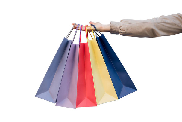 Viisi värillistä pussia ostoksille naisen kädessä. Eristäkää lähikuva. Ostokset
 - Valokuva, kuva
