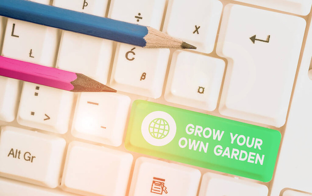 Schrijfbriefje met Grow Your Own Garden. Zakelijke foto presentatie Organische Tuinieren verzamelen demonstrerende groenten fruit Witte pc toetsenbord met nota papier boven de witte achtergrond. - Foto, afbeelding
