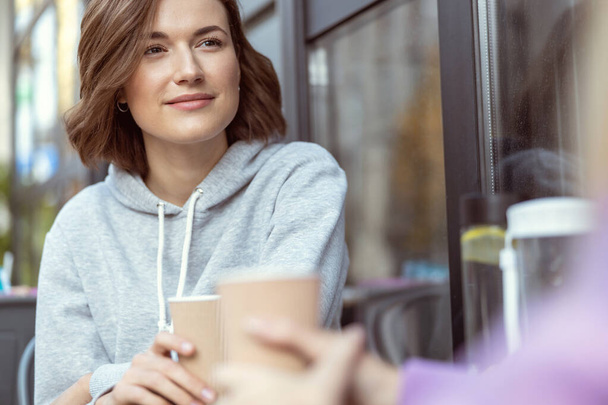 Attractive brunette female person sitting in cafe - Foto, immagini