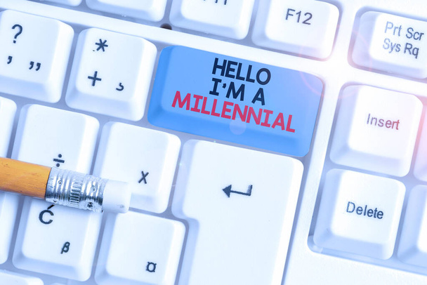 Пишу записку, показывающую Hello I M A Millennial. Деловое фото, демонстрирующее достижения молодости в нынешнем веке Белая клавиатура с нотной бумагой на белом фоне
. - Фото, изображение