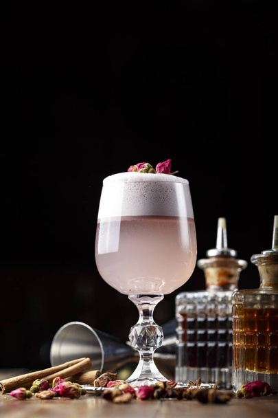 alcoholic pink cocktail - Zdjęcie, obraz