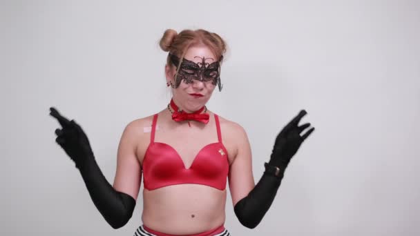 Πορτρέτο της φοβισμένης γυναίκας με κόκκινο σουτιέν και μάσκα περιμένει κρατώντας τα δάχτυλα σταυρωμένα - Πλάνα, βίντεο