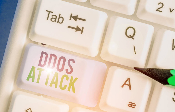 Käsiala tekstiä kirjallisesti Ddos Attack. Käsitteen merkitys tekijä pyrkii tekemään verkkoresurssin käyttökelvottomaksi
. - Valokuva, kuva