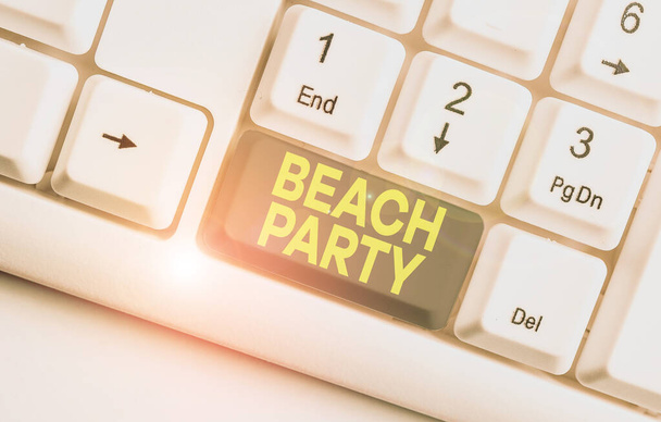Piszę notatkę z Beach Party. Biznesowe zdjęcie pokazujące dużą grupę pokazów organizuje imprezę na plaży Biała klawiatura PC z kartką na białym tle. - Zdjęcie, obraz