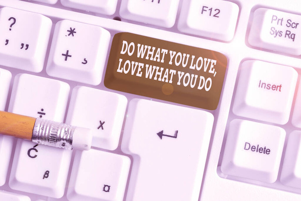 Woord tekst schrijven doen wat je liefde liefde wat je doet. Business concept voor u in staat om dingen die je geniet van het te werken in betere plaatsen dan wit PC-toetsenbord met lege noot papier boven witte achtergrond - Foto, afbeelding
