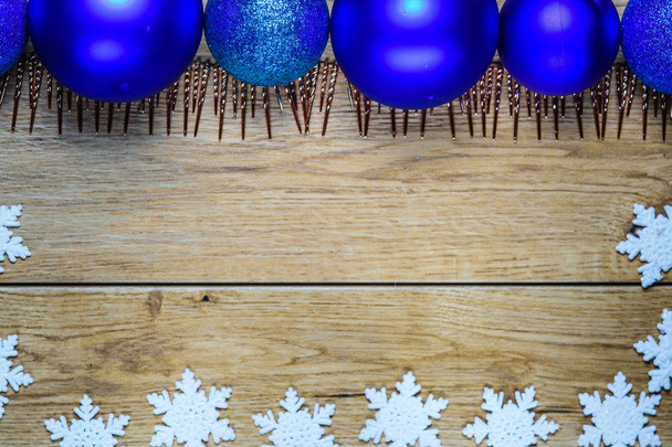 Noel kompozisyonu, tebrik kartı, toplar, dallar, yılan, arka planda Noel oyuncakları. - Fotoğraf, Görsel