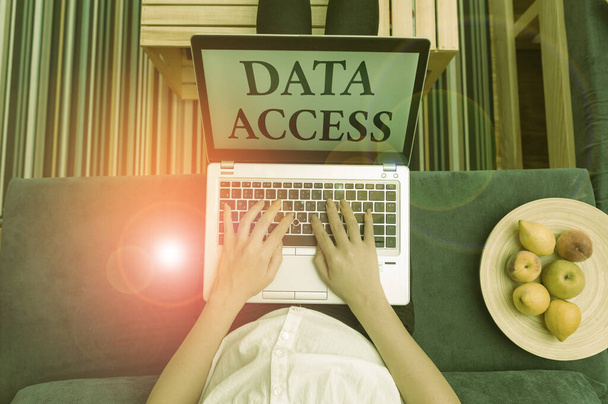 Szövegírás Data Access. Üzleti koncepció a felhasználó s képes hozzáférni az adatbázisban tárolt adatok nő laptop számítógép irodai kellékek technológiai eszközök otthon. - Fotó, kép