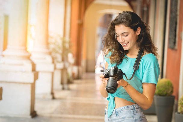Lány turista vagy profi fotós, aki lő egy tipikus olasz városban - Fotó, kép