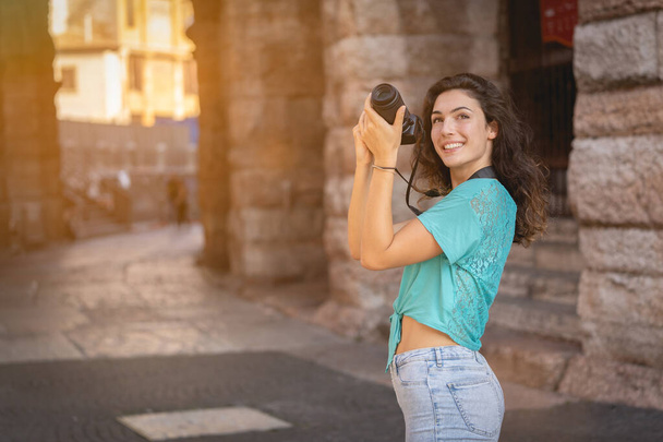 Verona 'da tatilde olan kız turist fotoğraf çekiyor, İtalya - Fotoğraf, Görsel