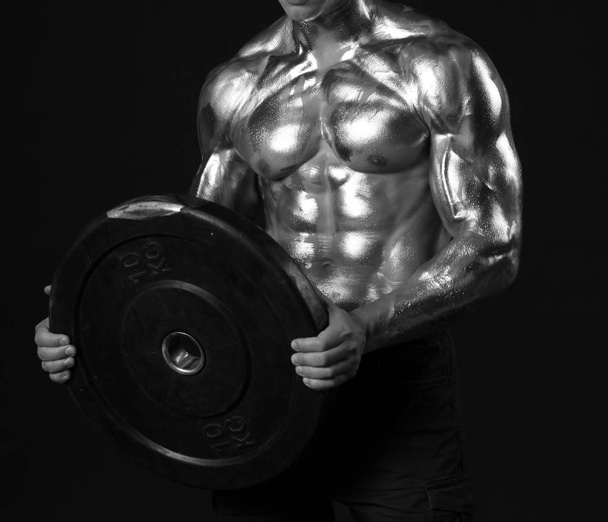 Musculosos hombres fuertes de formación sobre fondo negro
 - Foto, Imagen