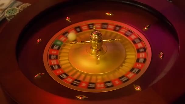 Kumarhane ruleti dönen tekerlek ve top ile hareket halinde. Kazanan numara 15 ve renk siyah rulet tekerleği tarafından belirlenir. Düşük ışıkta rulet masası düzeni. - Video, Çekim
