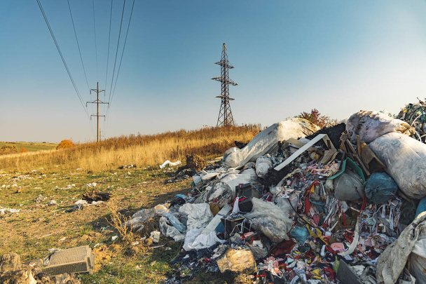 Mülldeponie Hügel verschmutzt Feld Umwelt Land Seite Raum mit Strom Hochspannungskabel Turm Stadtgestaltung Objekt, Erde globale Katastrophenkonzept  - Foto, Bild