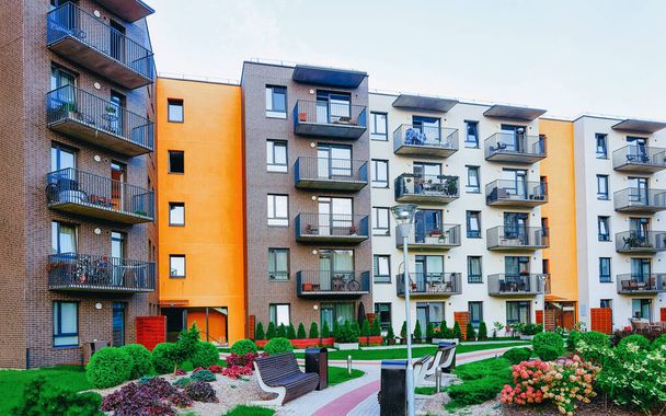 Modern residentieel appartement met flat building exterieur met outdoor faciliteiten - Foto, afbeelding