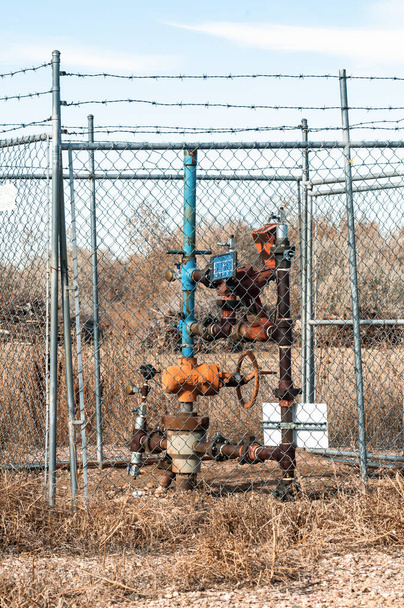 Un pozzo di gas naturale recintato per la sicurezza
 - Foto, immagini