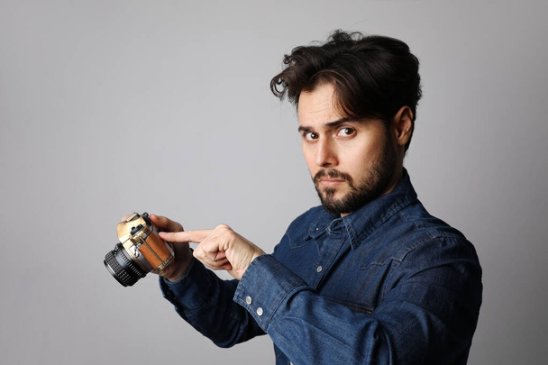 Young bearded hipster blogger posing on the white background. Isolated - Foto, immagini