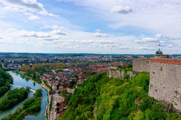 Zitadelle von Besancon und Fluss Doubs bei Bourgogne - Foto, Bild