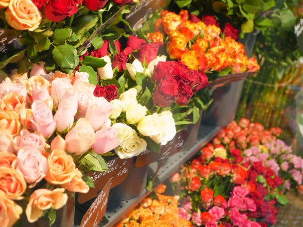 buquês de flores em um balcão de flores. flores mulher amada
. - Foto, Imagem