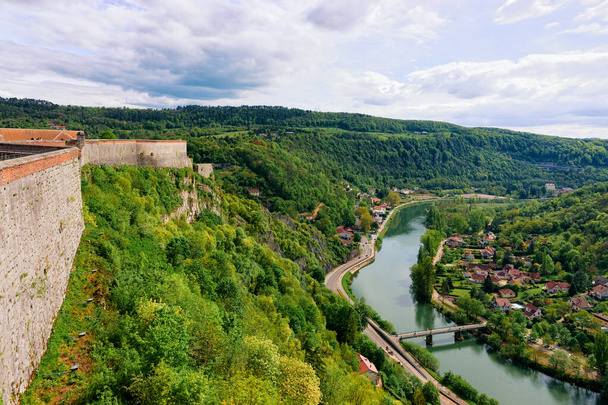 Cittadella a Besancon e River Doubs in Bourgogne
 - Foto, immagini