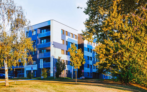 Moderne residentiële appartementen met flatgebouwen aan de buitenkant met buitenfaciliteiten - Foto, afbeelding