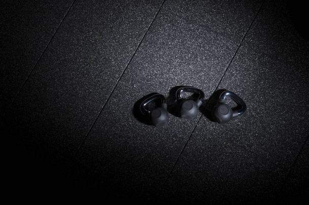 Közelkép kettlebell sportfelszerelés súlya a padlón - Fotó, kép