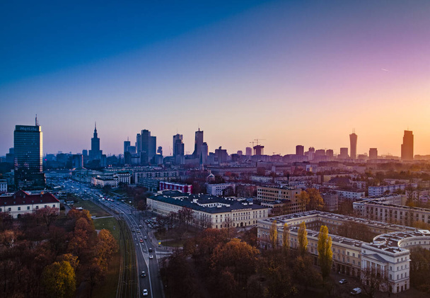 Warschau, Polen. Luchtfoto van de stad bij zonsondergang - Foto, afbeelding